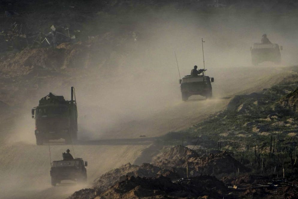 Un convoglio di truppe israeliane si muove nella Striscia di Gaza.