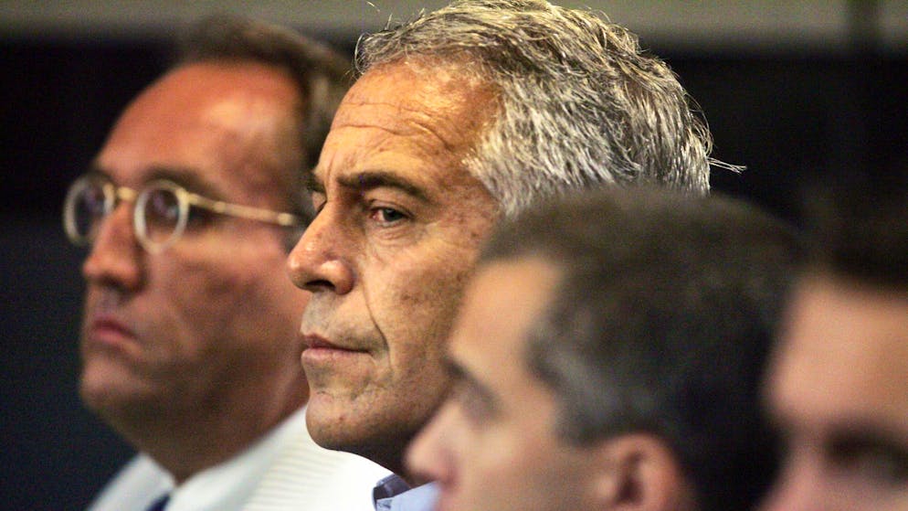 Dokumente mit Klarnamen könnten Aufschluss darüber geben, wer in den Missbrauchsskandal um Multimillionär Jeffrey Epstein (Mitte) verwickelt war.