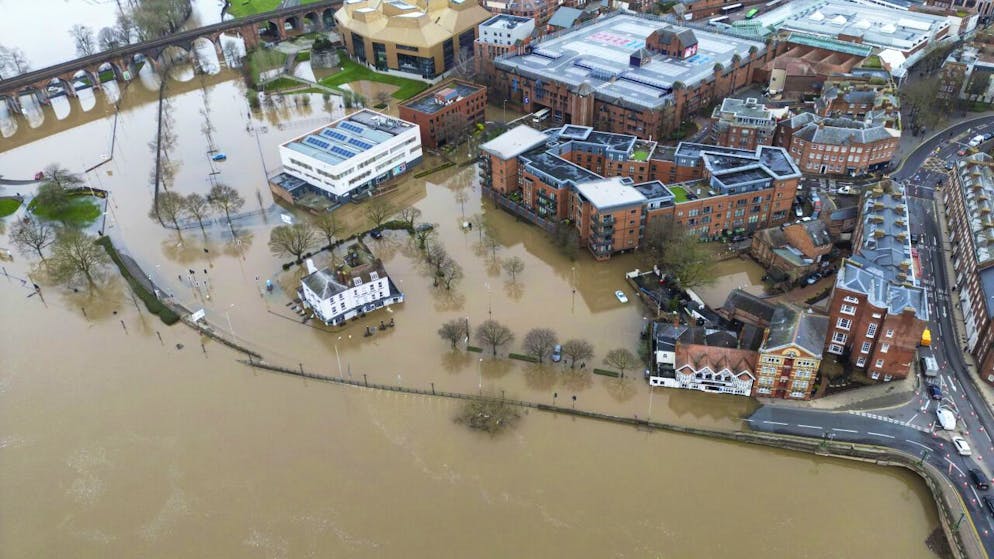 L'allarme dei meteorologi è destinato a durare fino a oltre metà della giornata di oggi, con i fenomeni che si vanno spostando verso ovest in direzione di altre contee inglesi meridionali e del Galles.