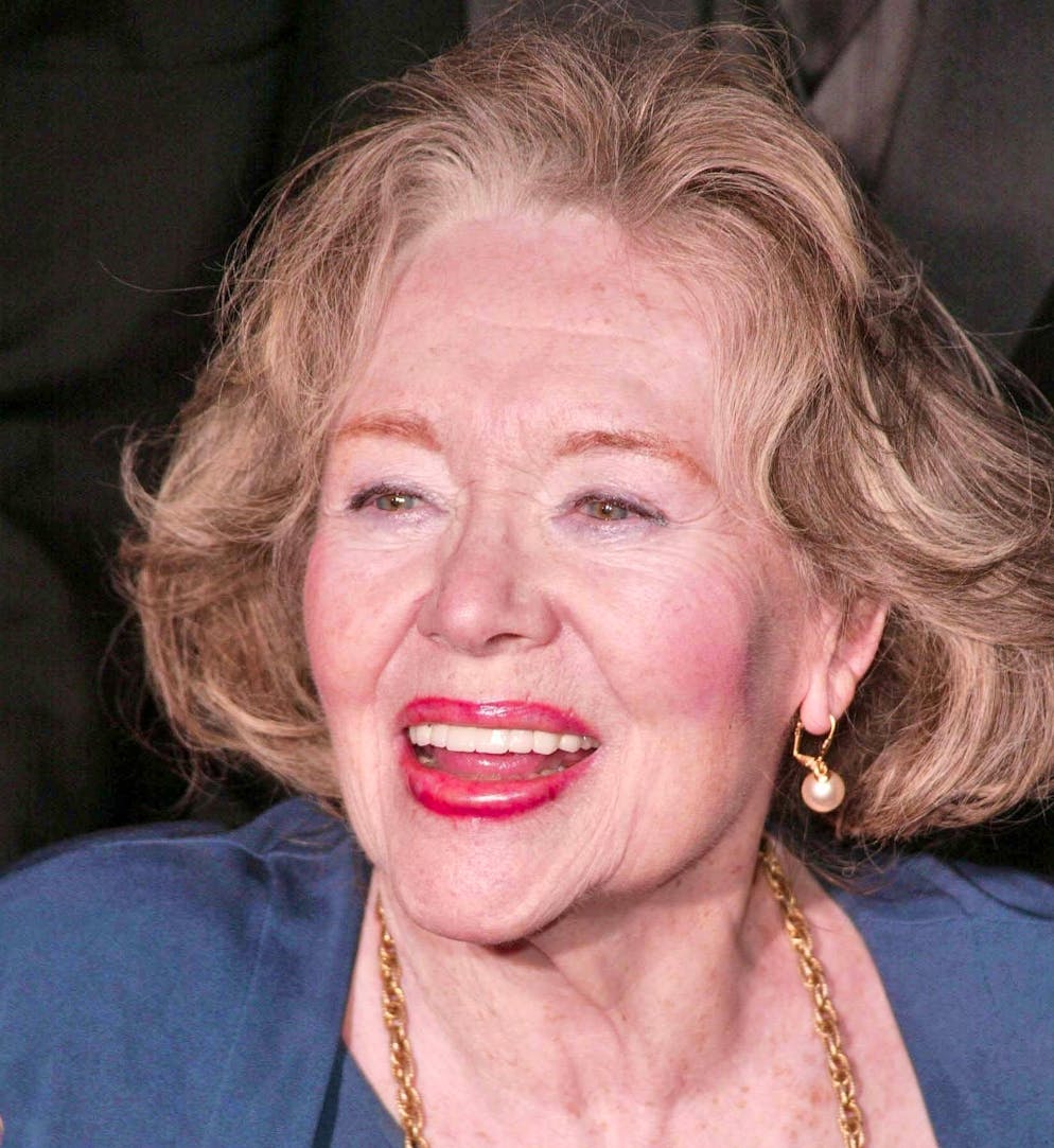 Glynis Johns ha debuttato sul palcoscenico da adolescente prima di iniziare la sua carriera cinematografica nel 1938.