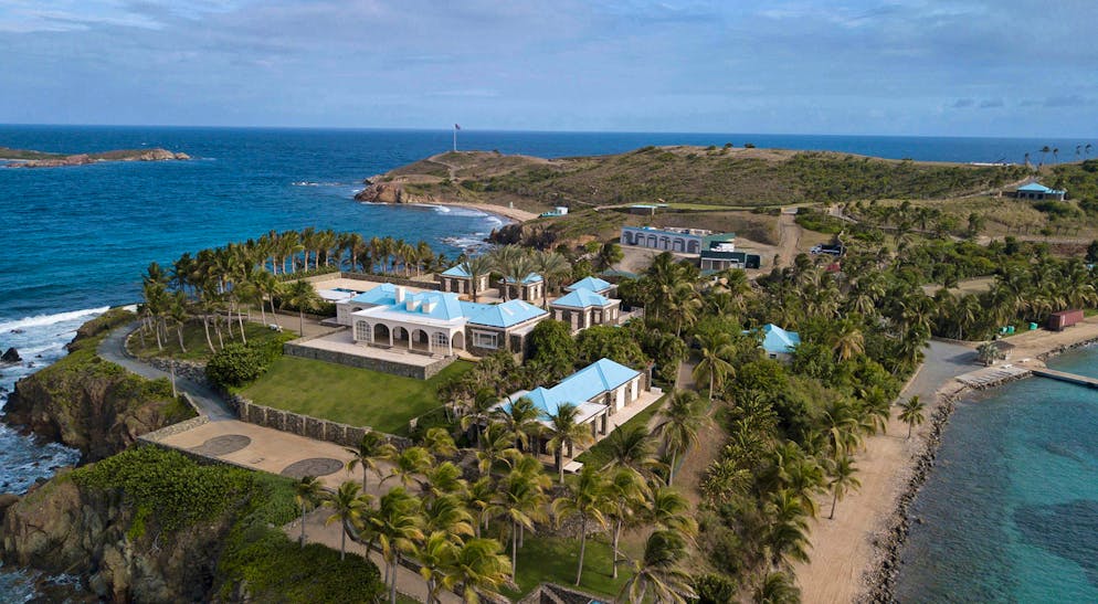Il principe Andrea nello scandalo Epstein. Le orge si sarebbero svolte sull'isola privata di Epstein, Little Saint James, che appartiene alle Isole Vergini americane.