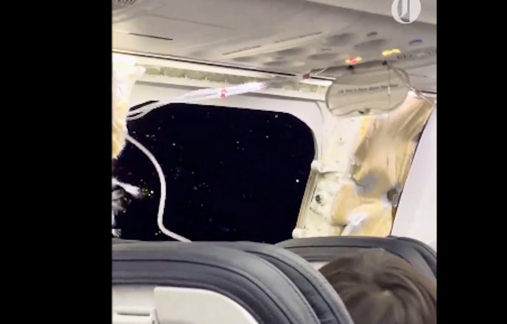 Alaska Airlines Flug 1282: Ein Fenster und ein Teil der Seitenwand brachen im Flug auseinander.