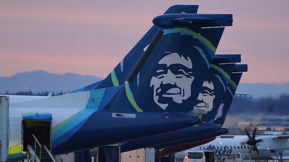 I voli dell'Alaska Airlines fermi dopo che il finestrino di un Boeing 737-9 è scoppiato poco dopo il decollo.