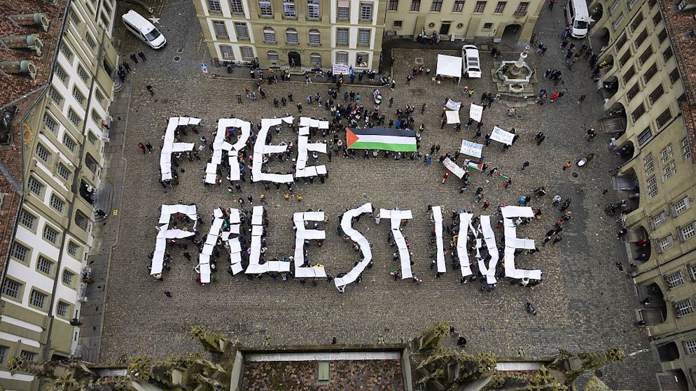 Lo slogan della manifestazione era chiaramente visibile dalla torre della cattedrale