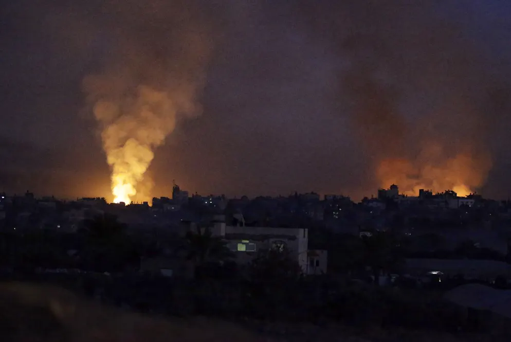 Il fumo si alza durante un'operazione militare israeliana nella parte orientale dei campi profughi di Al Maghazi, Al Bureije e Al Nusairat, nel sud della Striscia di Gaza.