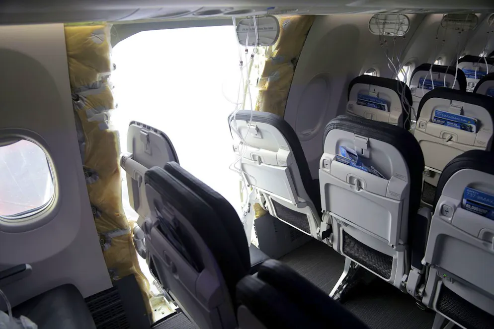 Cette photo publiée par le National Transportation Safety Board montre un trou béant à l'endroit où se trouvait la porte recouverte d'un panneau dans la zone d'obturation du fuselage du vol 1282 d'Alaska Airlines, le dimanche 7 janvier 2024, à Portland (Oregon).