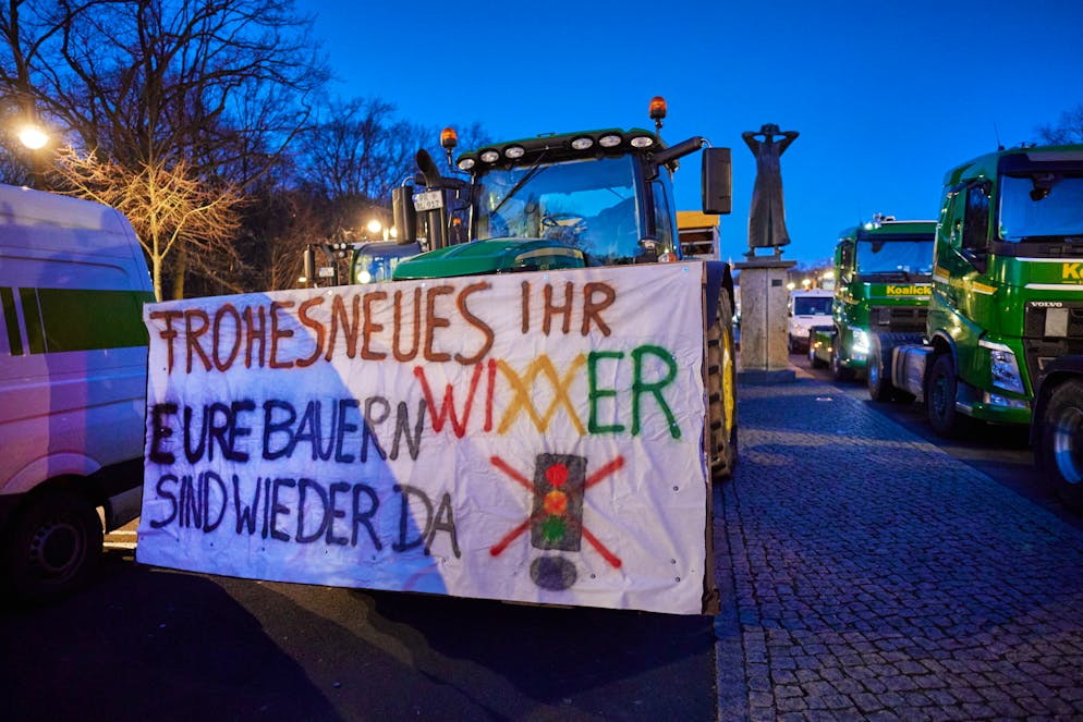 Bauern legen Deutschland lahm: Unfall bei versuchtem Blockade-Durchbruch  +++ Bus blockiert: Kinder müssen bei minus 13 Grad zu Fuss zur Schule