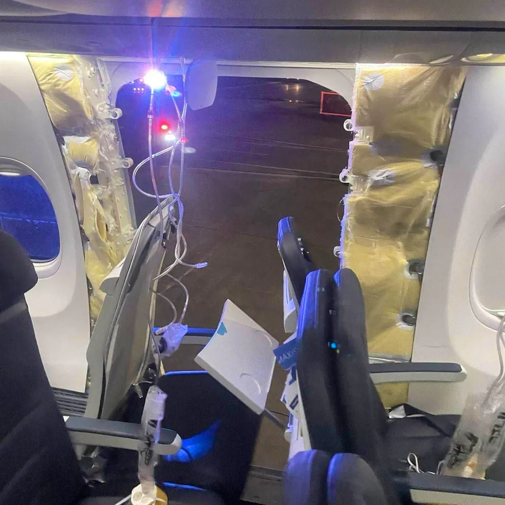 Das Loch in der Kabinenwand der Boeing 737 Max 9 nach der Notlandung in Portland, Oregon. 