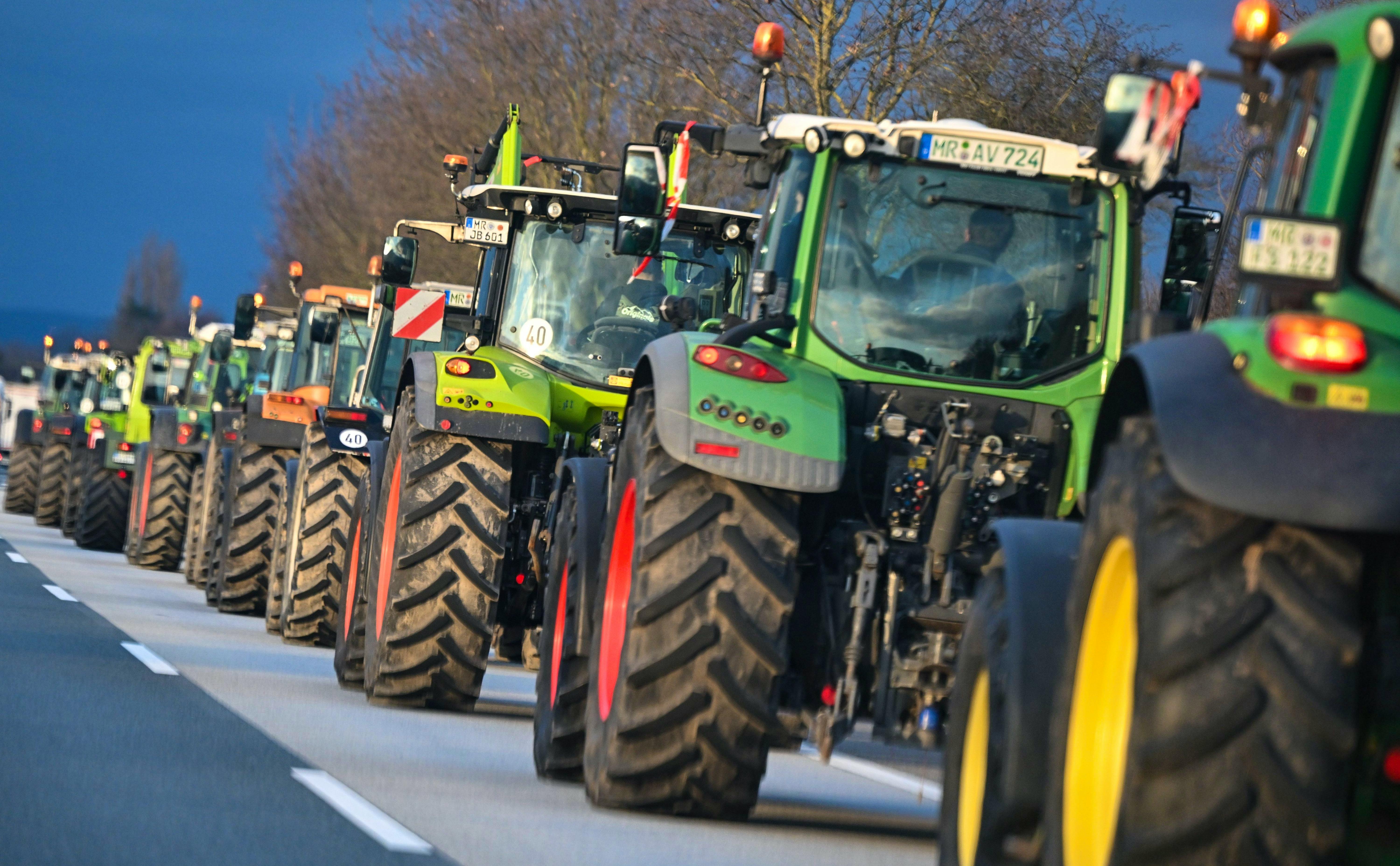 Bauern Legen Deutschland Lahm: Unfall Bei Versuchtem Blockade ...