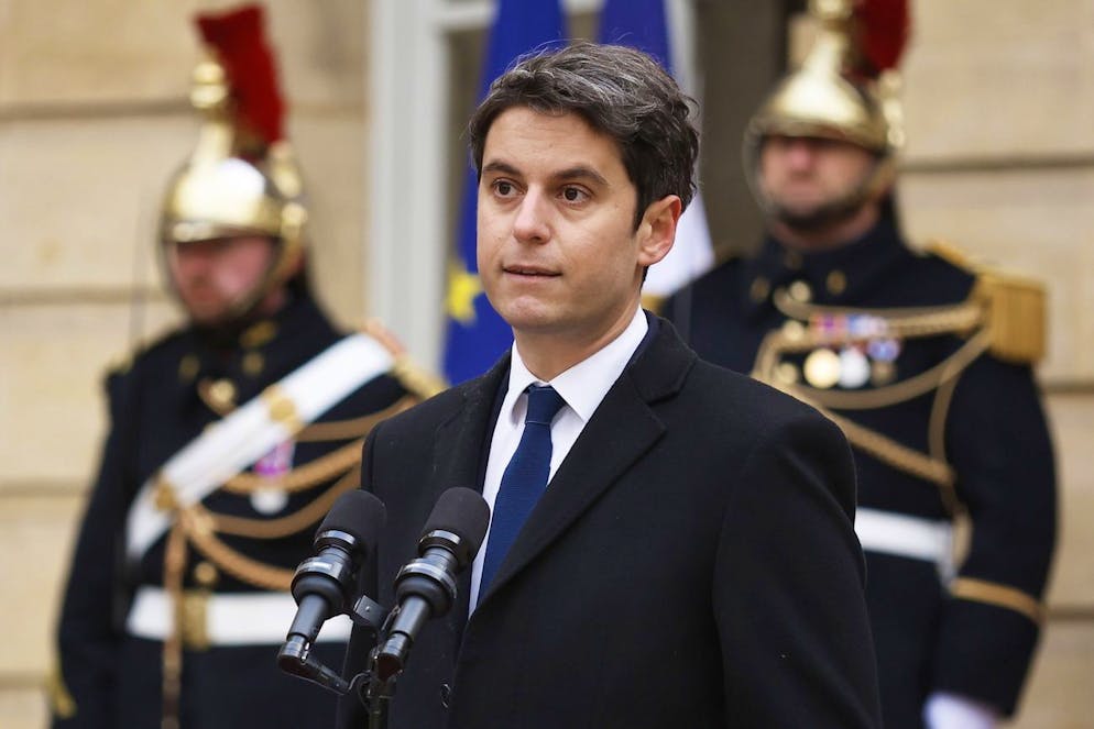 Il nuovo primo ministro francese Gabriel Attal fa un discorso accanto alla premier uscente nel cortile dell'Hotel Matignon durante la cerimonia di passaggio di consegne a Parigi, Francia, 09 gennaio 2024.