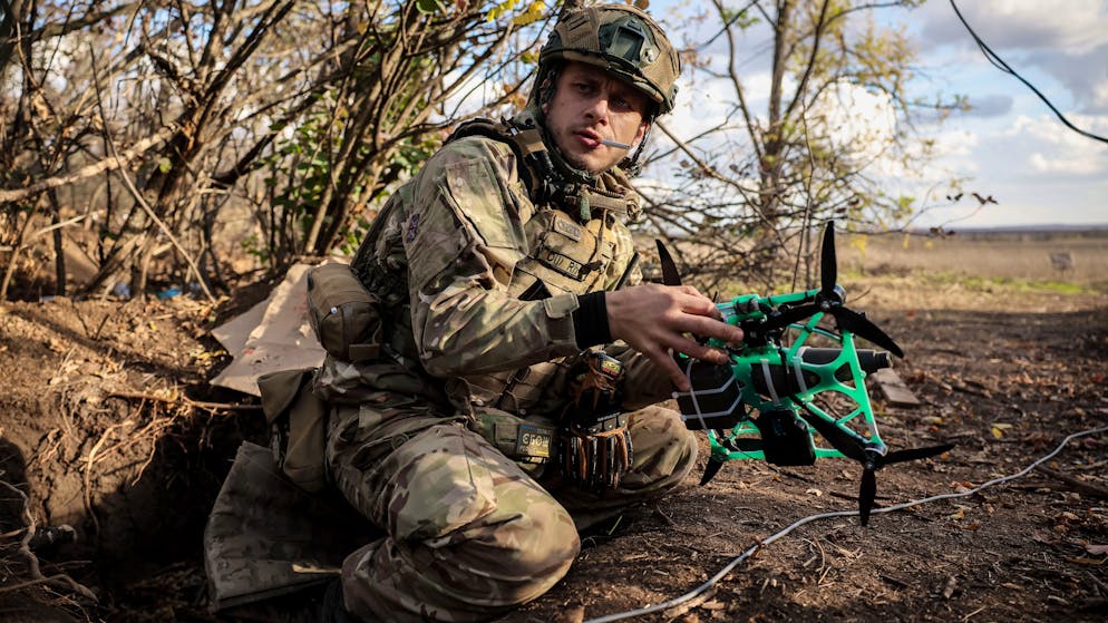 Ein Soldat der 14. Mechanisierten Brigade mit dem Rufnamen «Kiew» bereitet am 27. Oktober im Oblast Saporischschja eine FPV-Drohne für den Start vor.