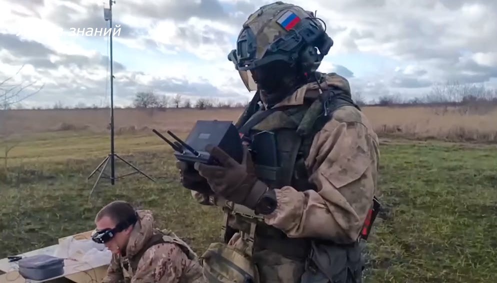 Russische Drohnen-Piloten im Einsatz an der Front.