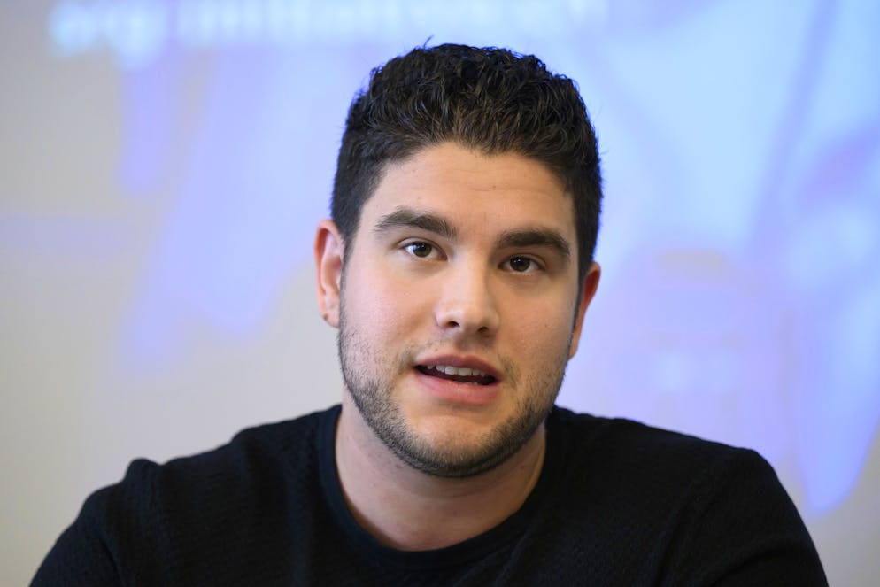 Zwei AHV-Vorlagen kommen am 3. März zur Abstimmung. Diese Vorlage stammt von der Jungen FDP von Parteichef Matthias Müller. Die Initiant*innen argumentieren: Wenn die Lebenserwartung ständig ansteige, müsse auch das Rentenalter nach oben korrigiert werden. Sonst gehe das System nicht mehr auf.