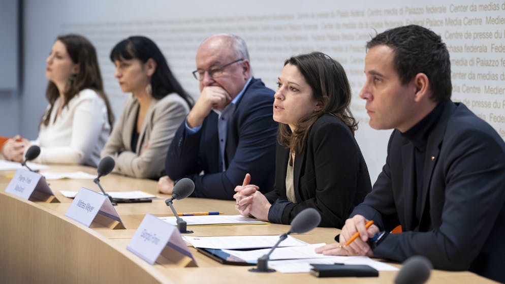 Zwei AHV-Vorlagen kommen am 3. März zur Abstimmung. Das Ja-Lager argumentiert: Die steigenden Lebenshaltungskosten fresse den Menschen eine ganze Monatsmiete an Kaufkraft weg. Nebst Gewerkschaften und Arbeitnehmern sagen auch SP und Grüne Ja zur Vorlage.