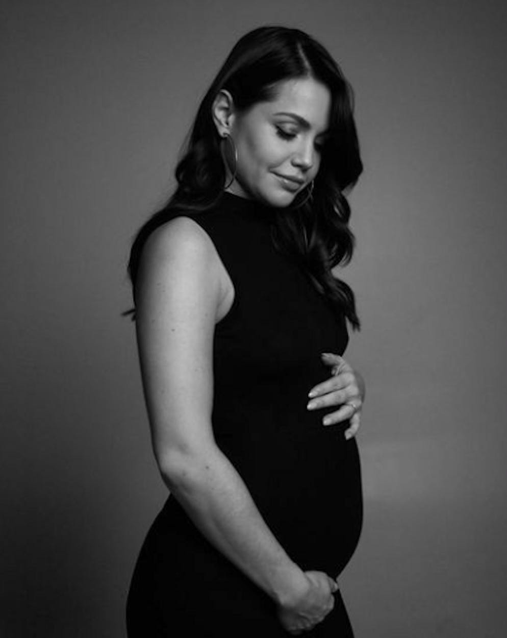 Stolz präsentiert Christina Hänni ihren Babybauch auf Instagram. Die Tänzerin hat sich wegen des Babybauchs in den sozialen Medien Sprüche anhören müssen. 