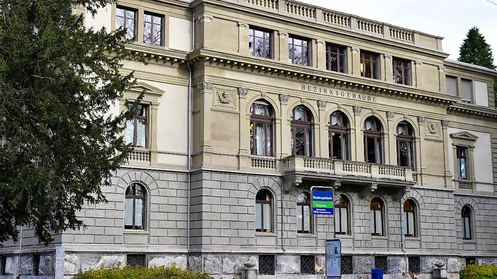 Das Bezirksgericht Winterthur hat am Donnerstag einen 79-jährigen Mann wegen Mordes an der Ehefrau seines Enkels verurteilt. (Symbolbild)