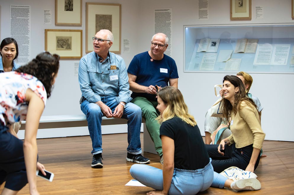Emotionales Storytelling bei #letsmuseeum. Das Kernangebot von #letsmuseeum: Emotional erzählte Touren mit Guides, die wie ein Freund oder Fan der Ausstellung beziehungsweise des Künstlers durch das Museum führen. 