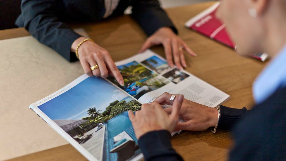 Eine Kundin lässt sich in einer Filiale des Reisekonzerns Kuoni in Zürich beraten (Symbolbild).