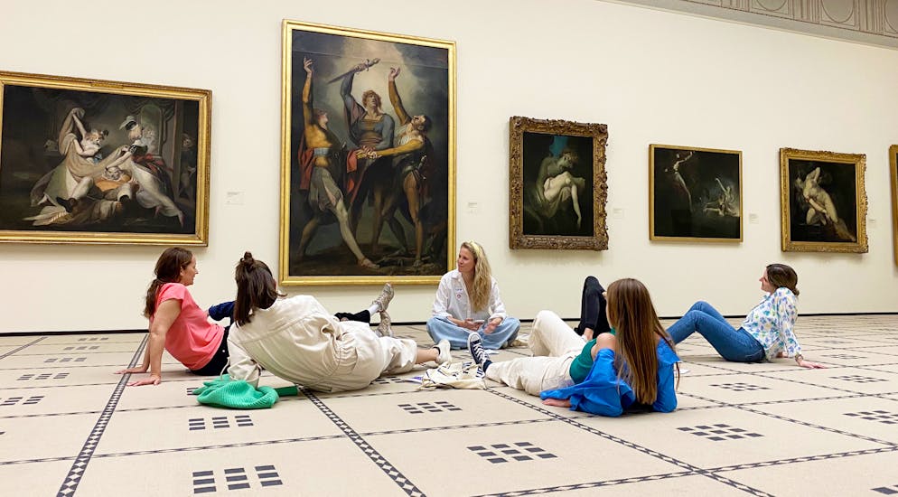 Emotionales Storytelling bei #letsmuseeum. Workshops wie «Licence to Tell», wo man mehr über emotionales Storytelling erfährt, sind mittlerweile das Hauptangebot von #letsmuseeum. Diese richten sich nicht nur an Museen oder Privatpersonen, sondern vor allem an Unternehmen oder Firmen aus den unterschiedlichsten Branchen. 