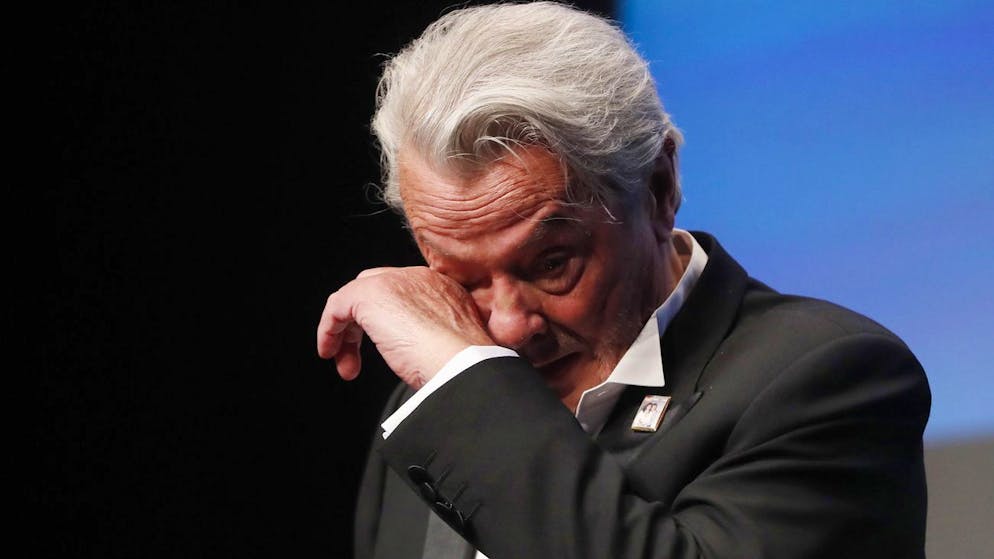 «Plus de traitement». Rollin dénonce une «tentative d'homicide» sur Alain Delon