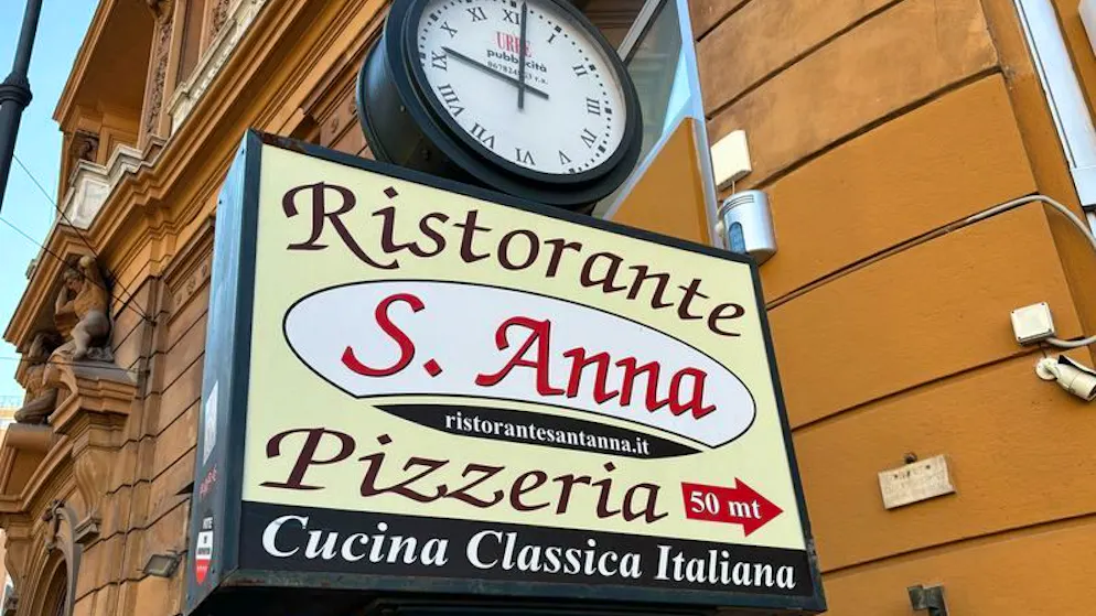 Ein Schild weist den Weg zu einem Restaurant mit «klassischer italienischer Küche».