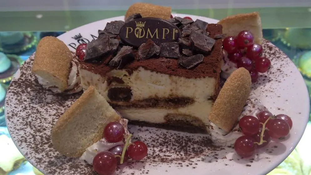 Eine Portion Tiramisu liegt auf einem Teller in der Pompi-Bar. Die traditionelle italienische Nachspeise wird am 21. März mit einem internationalen Tiramisu Day gefeiert.
