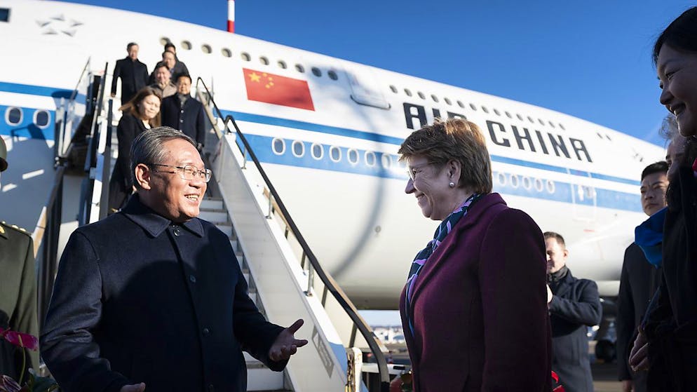 Amherd sulla pista di Kloten mentre dà il benvenuto a Li Qiang appena atterrato.