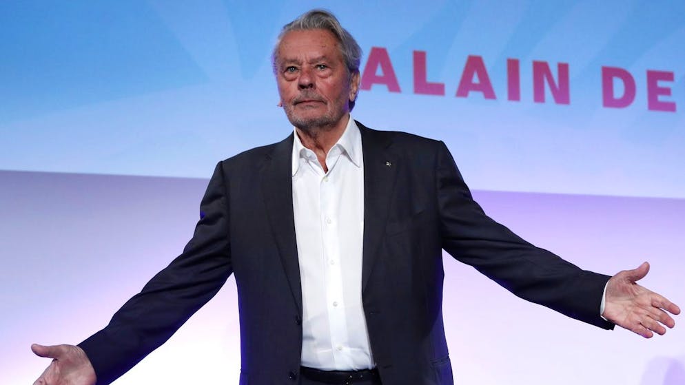 Francia. Cordoglio davanti alla casa di Douchy dove è morto Alain Delon: «Scompare un'icona»