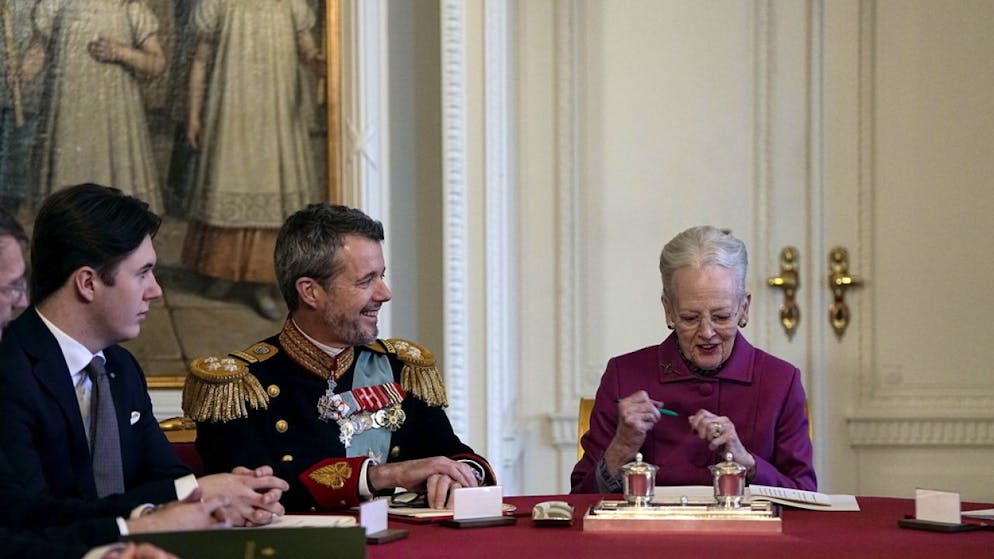 Margrethe ha firmato la sua dichiarazione di abdicazione al Consiglio di Stato presso il Palazzo di Christiansborg, con il figlio Frederik seduto alla sua destra.
