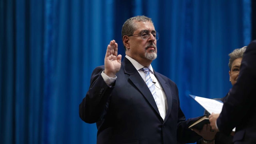 Bernardo Arevalo mentre presta giuramento