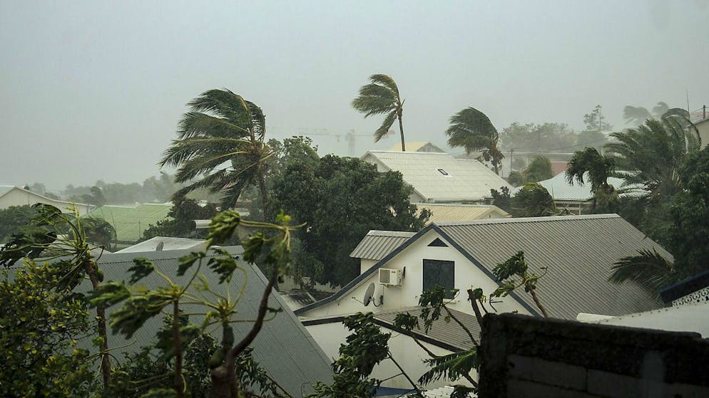 Le cyclone Belal, qui s'approche de l'île Maurice, a causé de fortes pluies et des rafales de vent très violentes sur l'île de la Réunion. L'oeil du cyclone a finalement dévié sa course vers le nord sans rentrer à l'intérieur des terres et les dégâts ont été moins "cataclysmiques" que prévu.