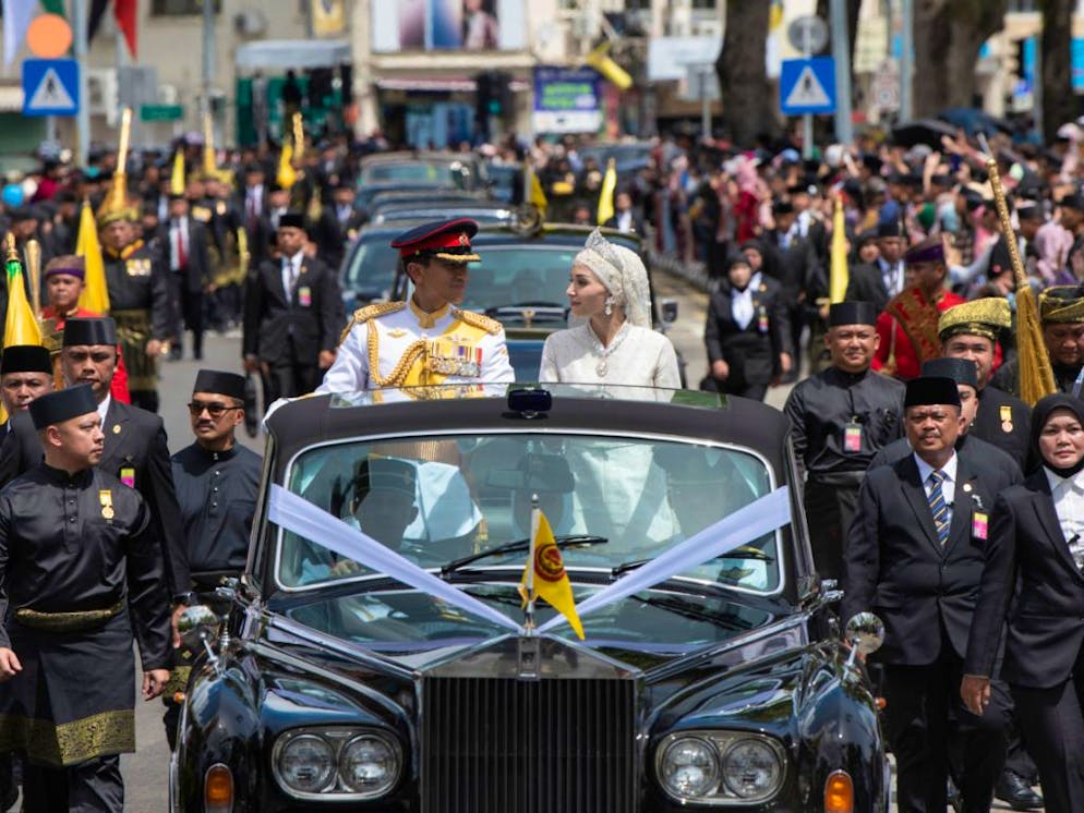 Bruneis Prinz Abdul Mateen und Braut Anisha Rosnah in ihrem Auto während der Hochzeitsprozession. 