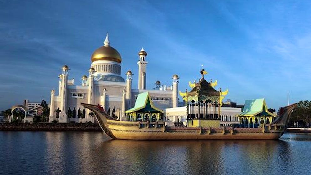 Die prunkvolle Omar Ali Saifuddien Moschee in Bandar Seri Begawan, der Hauptstadt des Sultanats Brunei.