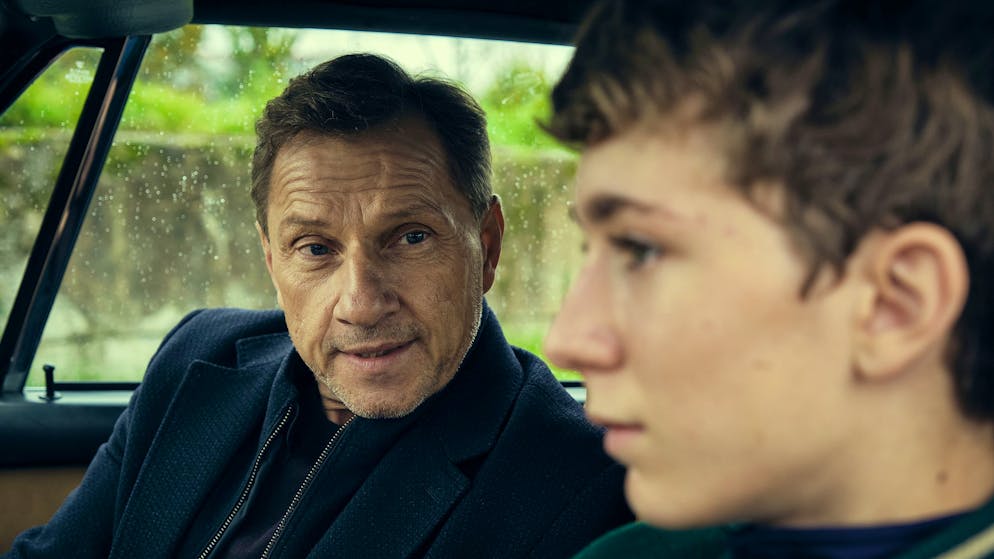 Ab welchem Alter ist man in der Schweiz strafmündig?. Ein 13-Jähriger am Steuer des alten Porsches? Ermittler Lannert (Richy Müller, links) lässt nichts aus, um den jungen David (Louis Guillaume) auf seine Seite zu ziehen. Doch der fühlt sich titelgebend «zerrissen» ...