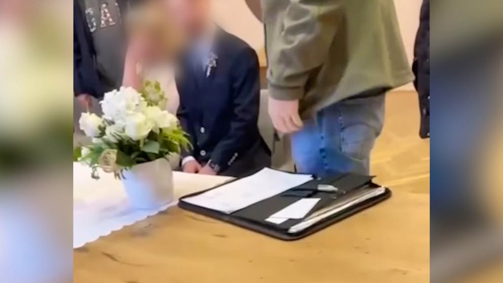 In Niederösterreich wurde am Samstag ein türkischer Staatsbürger auf seiner eigenen Hochzeit festgenommen. Die Braut erhebt schwere Vorwürfe gegen die Fremdenpolizei, und auch der Anwalt des Mannes kritisiert deren Vorgehen.