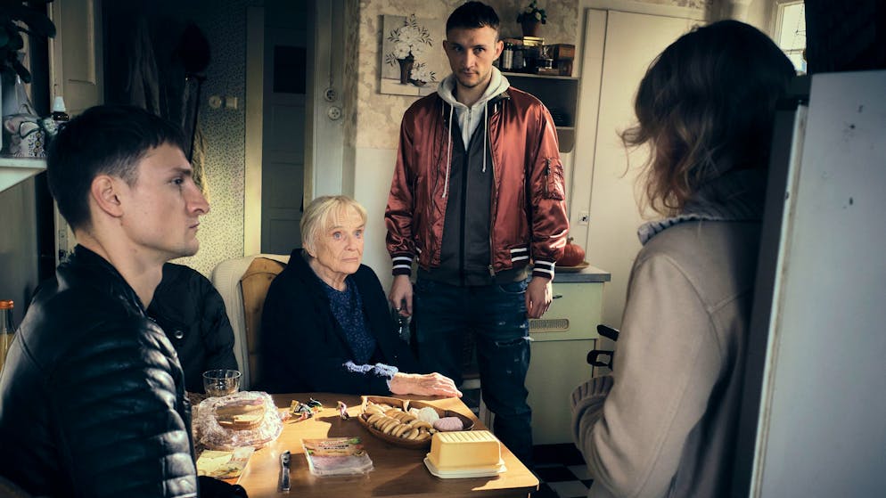 Ab welchem Alter ist man in der Schweiz strafmündig?. Den toxischen Familienclan verbindet «die Oma», gespielt von der 87-jährigen Berliner Schauspielerin Maria Mägdefrau (Zweite von links). Ihre Enkel Julia (Caroline Hellwig), Alan Maslov (Nils Hohenhövel, links) und dessen Bruder (Oleg Tikhomirov) sind wahre «Taugenichtse».