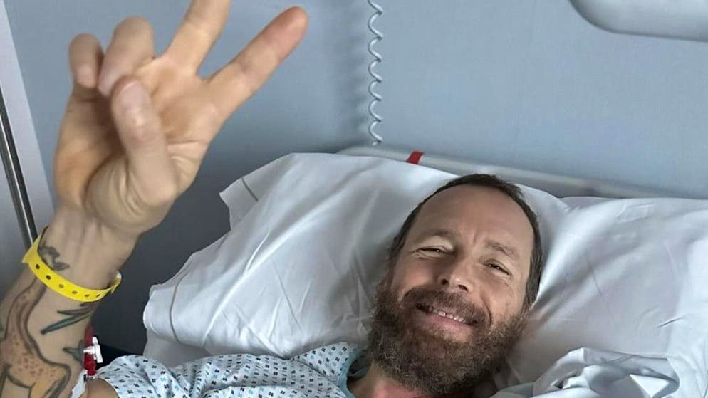 A 6 mesi dalla caduta. Jovanotti in sala operatoria: «Otto ore di intervento»