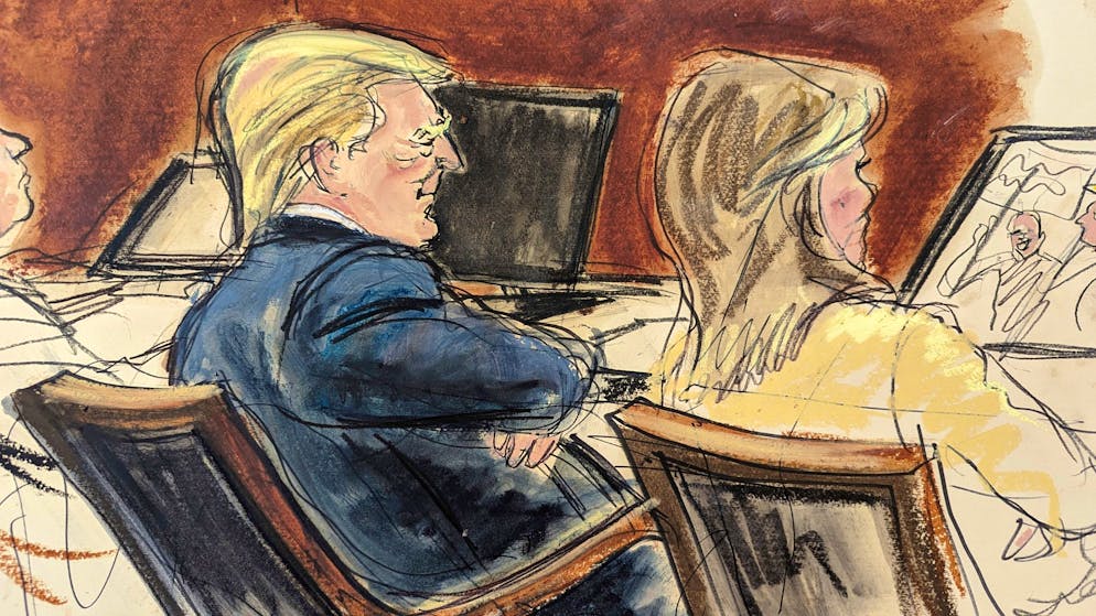 Die Skizze zeigt Donald Trump neben seiner Anwältin im Gerichtssaal in New York.