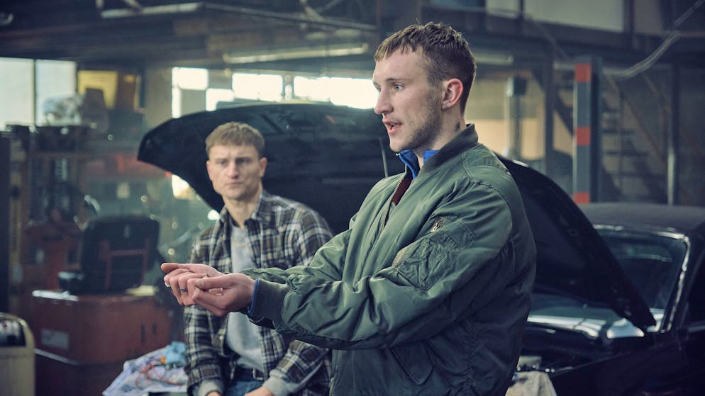 Ab welchem Alter ist man in der Schweiz strafmündig?. Alan Maslov (Nils Hohenhövel, rechts) und sein stets gewaltbereiter Bruder (Oleg Tikhomirov) werden verdächtigt, den Juwelier überfallen und eine Kundin getötet zu haben.