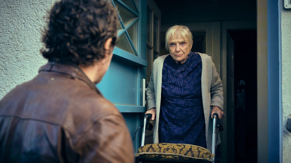 Ab welchem Alter ist man in der Schweiz strafmündig?. Bootz (Felix Klare) fühlt der Oma des Clans (Maria Mägdefrau) auf den Zahn. Die freut sich nicht über den Polizeibesuch – und doch wird der Ermittler kurze Zeit später zum Tee hereingebeten.