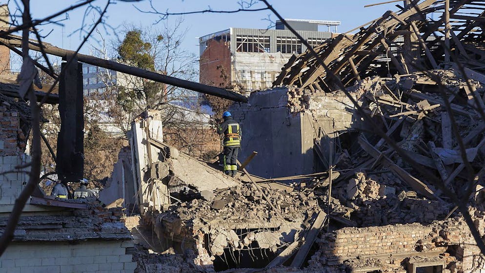 In un raid russo di ieri sera su Kharkiv sarebbero morti oltre 60 mercenari stranieri, tra cui molti francesi. Nell'immagine, soccorritori ucraini ancora sul posto oggi.