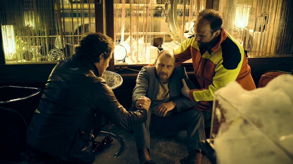 Ab welchem Alter ist man in der Schweiz strafmündig?. Der überfallene Juwelier (Jevgenij Sitochin, Zweiter von links) erzählt Bootz (Felix Klare, links), wie er den Überfall erlebt hat.
