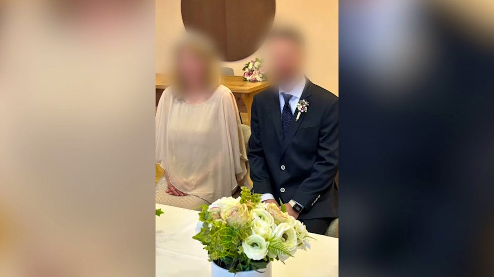 Hier war alles noch im Lot: das verlobte Paar auf dem Standesamt im Schloss Vösendorf.