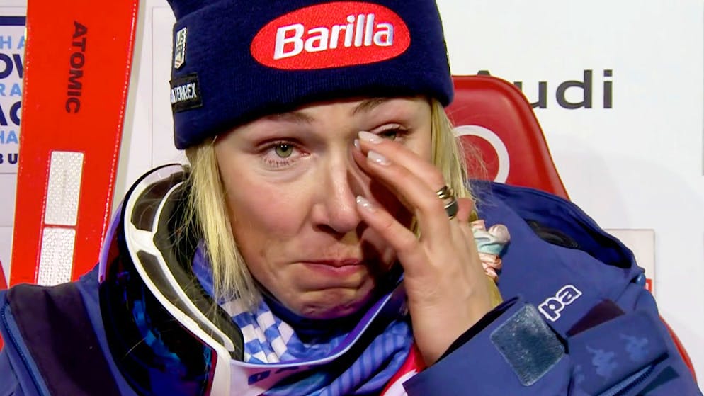 Mikaela Shiffrin kann die Tränen beim Siegerinterview nicht zurückhalten.