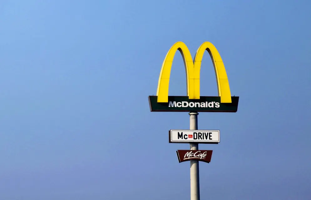 La chaîne de restauration rapide McDonald's a annoncé lundi un repli de ses résultats au quatrième trimestre, plombés par un chiffre d'affaires en baisse sur le marché américain.