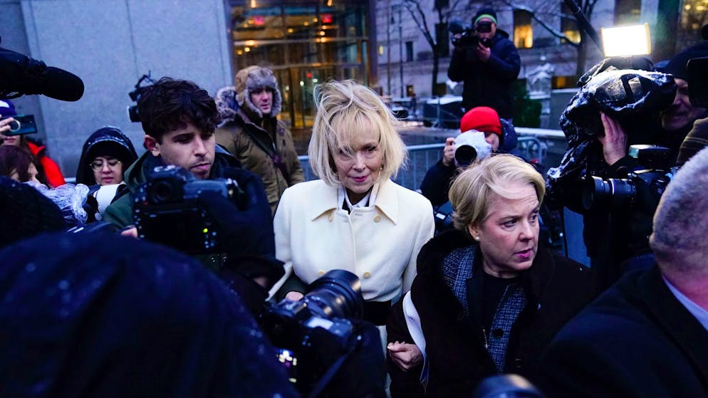 Die Autorin E. Jean Carroll verlässt das Bundesgericht in Manhattan nach dem Beginn ihres zweiten Verleumdungsprozesses gegen Donald Trump.