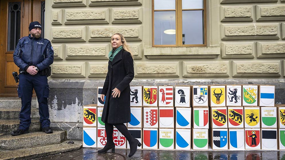 Le comité référendaire contre la loi sur les énergies renouvelables, mené par Vera Weber, présidente de la Fondation Franz Weber, a déposé jeudi ses signatures à la Chancellerie fédérale.