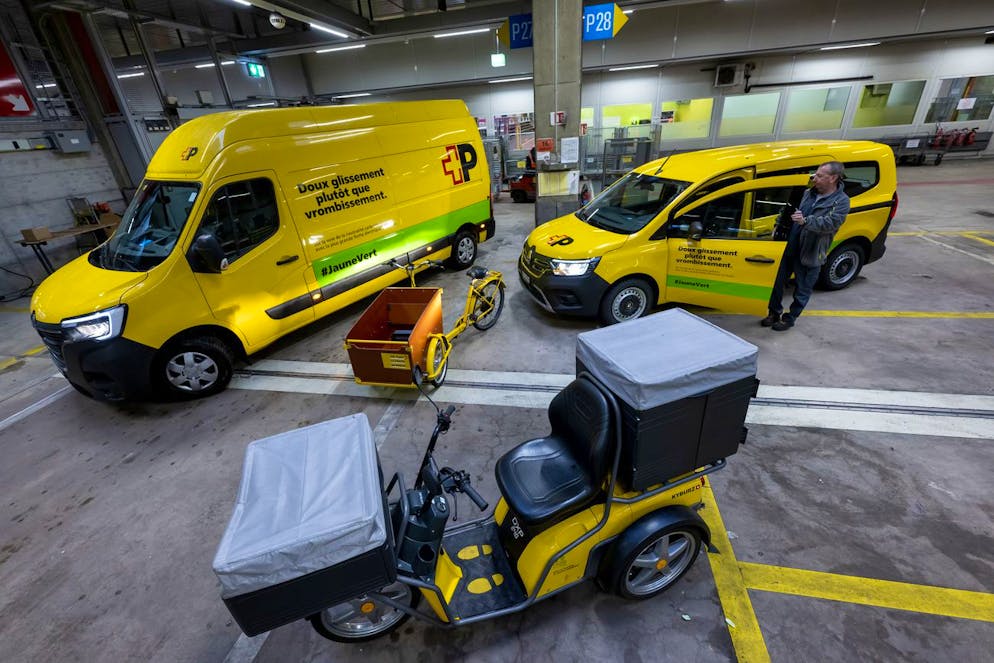 I vari veicoli elettrici utilizzati da La Posta per le consegne messi in bella mostra in vista della presentazione alla stampa nella città di Ginevra, presso la base di distribuzione a Montbrillant.