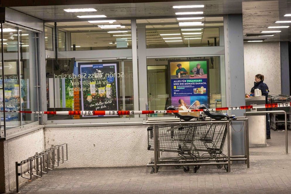 Agenti di polizia mettono in sicurezza un supermercato a Mörfelden, in Assia. Una dipendente di 38 anni è stata uccisa lì dentro con un colpo di pistola lunedì sera.
