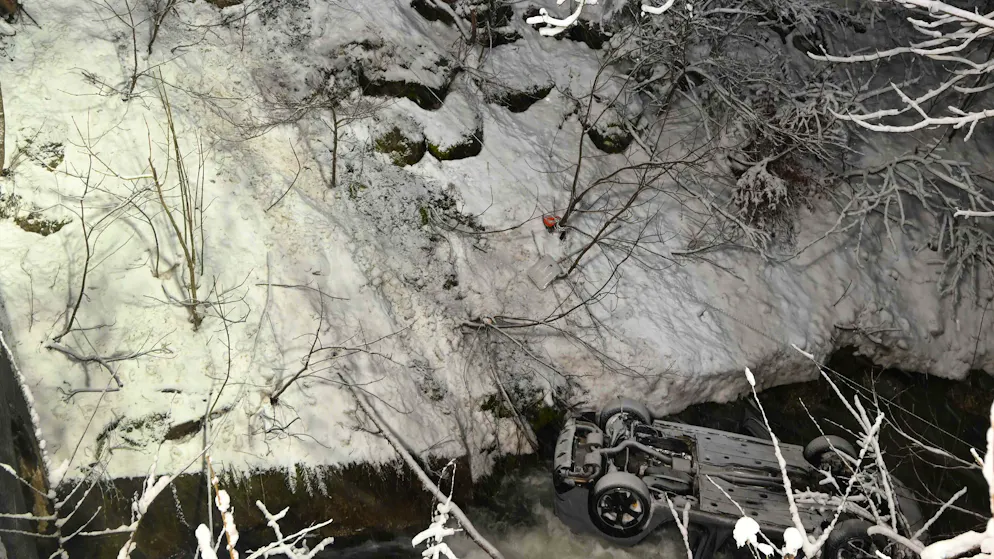 Beifahrer starb im Spital. Junglenker floh per Autostopp nach Drift-Unfall im Atzmännig